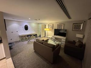 SIXTY THREE HOTEL SUiTES