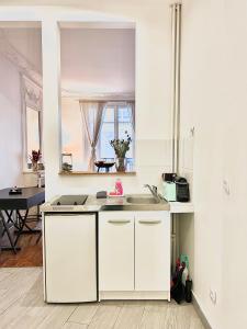 Arc de Triomphe 5 minutes away by walk