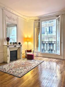 Arc de Triomphe 5 minutes away by walk