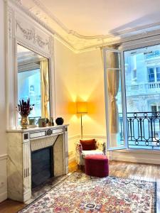 Arc de Triomphe 5 minutes away by walk