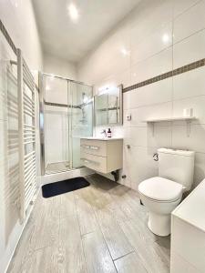 Arc de Triomphe 5 minutes away by walk