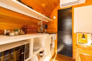 Cabana com banheira em formato de barril