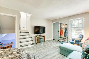 Shop, Dine and Unwind Walkable Overland Park Home