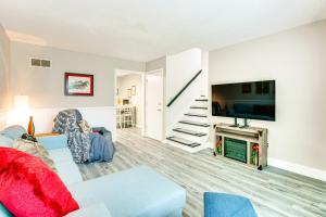 Shop, Dine and Unwind Walkable Overland Park Home