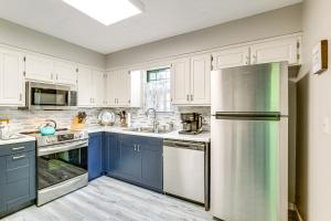 Shop, Dine and Unwind Walkable Overland Park Home