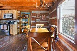 Kit’s Cabin Log Cabin Retreat in Indianapolis