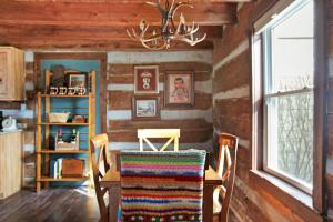 Kit’s Cabin Log Cabin Retreat in Indianapolis