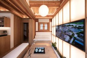 Haeon Seoul,2층 한옥 독채,서울 핫플 중심가에 위치,주요 핫플 도보 이동,테라스,지하철과공항버스5분,종로,익선동,경복궁,북촌한옥마을,명동