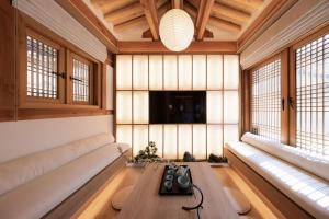 Haeon Seoul,2층 한옥 독채,서울 핫플 중심가에 위치,주요 핫플 도보 이동,테라스,지하철과공항버스5분,종로,익선동,경복궁,북촌한옥마을,명동