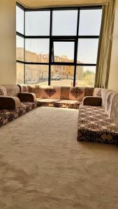 فيلا أنيقه بواجهه زجاجية ومجلس كبير