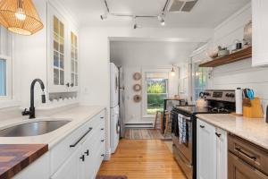 Babes Bungalow by Leavetown Vacations