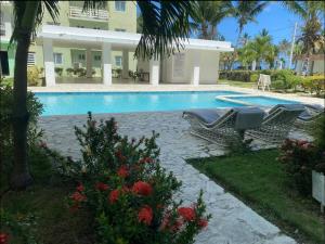 apartamento con piscina con vista al mar