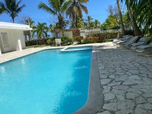 apartamento con piscina con vista al mar