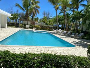 apartamento con piscina con vista al mar