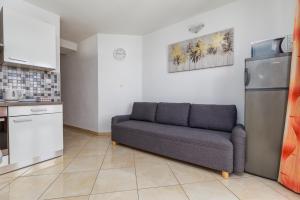 Apartments by the sea Lokva Rogoznica, Omis - 24321