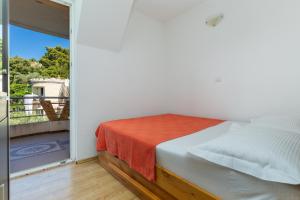 Apartments by the sea Lokva Rogoznica, Omis - 24321