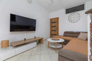 Apartments by the sea Lokva Rogoznica, Omis - 24321
