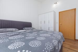 Apartments by the sea Lokva Rogoznica, Omis - 24321