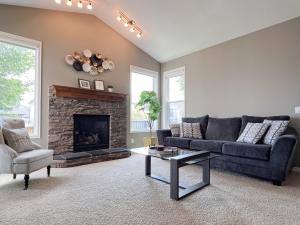 Serene and Secure Home Sweet Home with Office, 15 min to Airport, 20 min to Downtown, 90 min to Banff