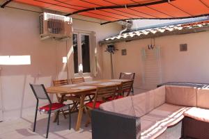 Au balcon du théâtre antique Appartement HYPERCENTRE - TOUT ÉQUIPÉ ET NETFLIX - parking gratuit à 250m et payant à 50m