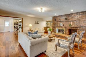 Gated 35-Acre De Soto Estate Pool, Lake and Patio!