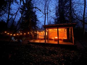 Riverwood Retreat-hot tub and cedar sauna on the river