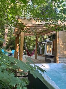 Riverwood Retreat-hot tub and cedar sauna on the river