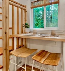 Riverwood Retreat-hot tub and cedar sauna on the river