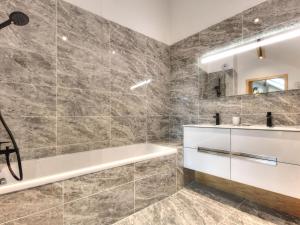 3 pièces avec balcon, proche centre et télécabine, animaux admis - FR-1-663-50