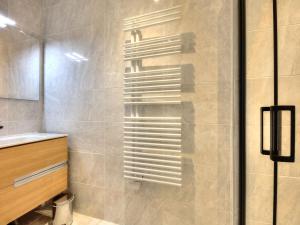 3 pièces avec balcon, proche centre et télécabine, animaux admis - FR-1-663-50