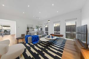 4BR Seaside Home in Dover Heights