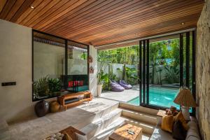 Villa Naoki - 1BR Architectural Gem Next to The Beach in Canggu