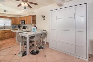 3 Story House 3BR 2BA Rooftop View with Heated Pool