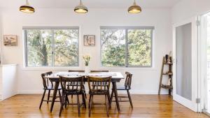 Bush Setting With Easy Walk To Beach