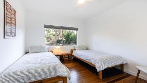 Bush Setting With Easy Walk To Beach