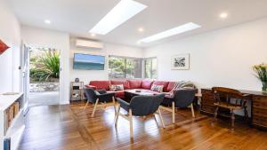 Bush Setting With Easy Walk To Beach