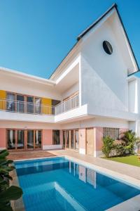 Peaceful Canggu Modern 3BR Villa with big Pool & Garden next to Gyms