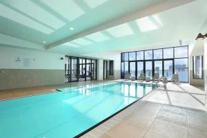 City View 2BR Apt Comfy Bright & Central Stay