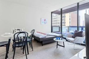 City View 2BR Apt Comfy Bright & Central Stay