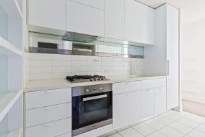 City View 2BR Apt Comfy Bright & Central Stay