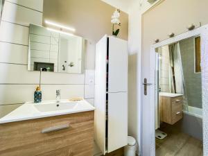 Villas Maison de village climatisee Entre Beziers et Narbonne jusqu-a 5 pers : photos des chambres