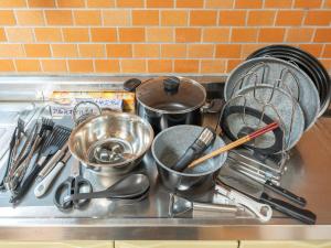 Family-Friendly Villa with BBQ, Baby Gear, Free Parking, 8min to Subway