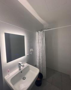 6 beds condo unit in Bernwood Tower