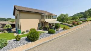 Apartment Hügelruhe Mandach - 100 m2 - 3 Schlafzimmer - Ferien - Business