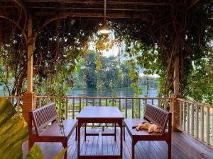 Ruen Maihom Riverside Cottage