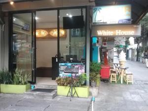 White House Asoke Sukhumvit 18