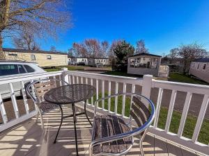 Modern Caravan With Decking At Haven Hopton-On-Sea Ref 80032M