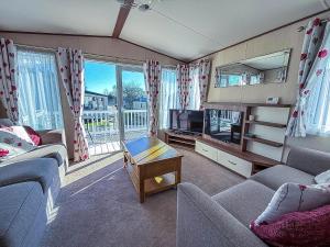 Modern Caravan With Decking At Haven Hopton-On-Sea Ref 80032M