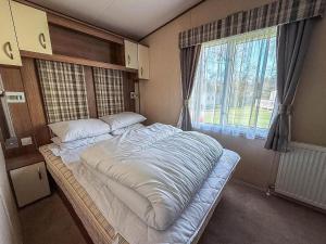 Modern Caravan With Decking At Haven Hopton-On-Sea Ref 80032M