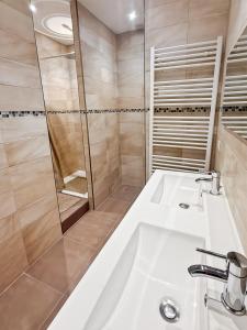 Appartements Elegance, confort a l-Hotel particulier d-Aurillac : photos des chambres